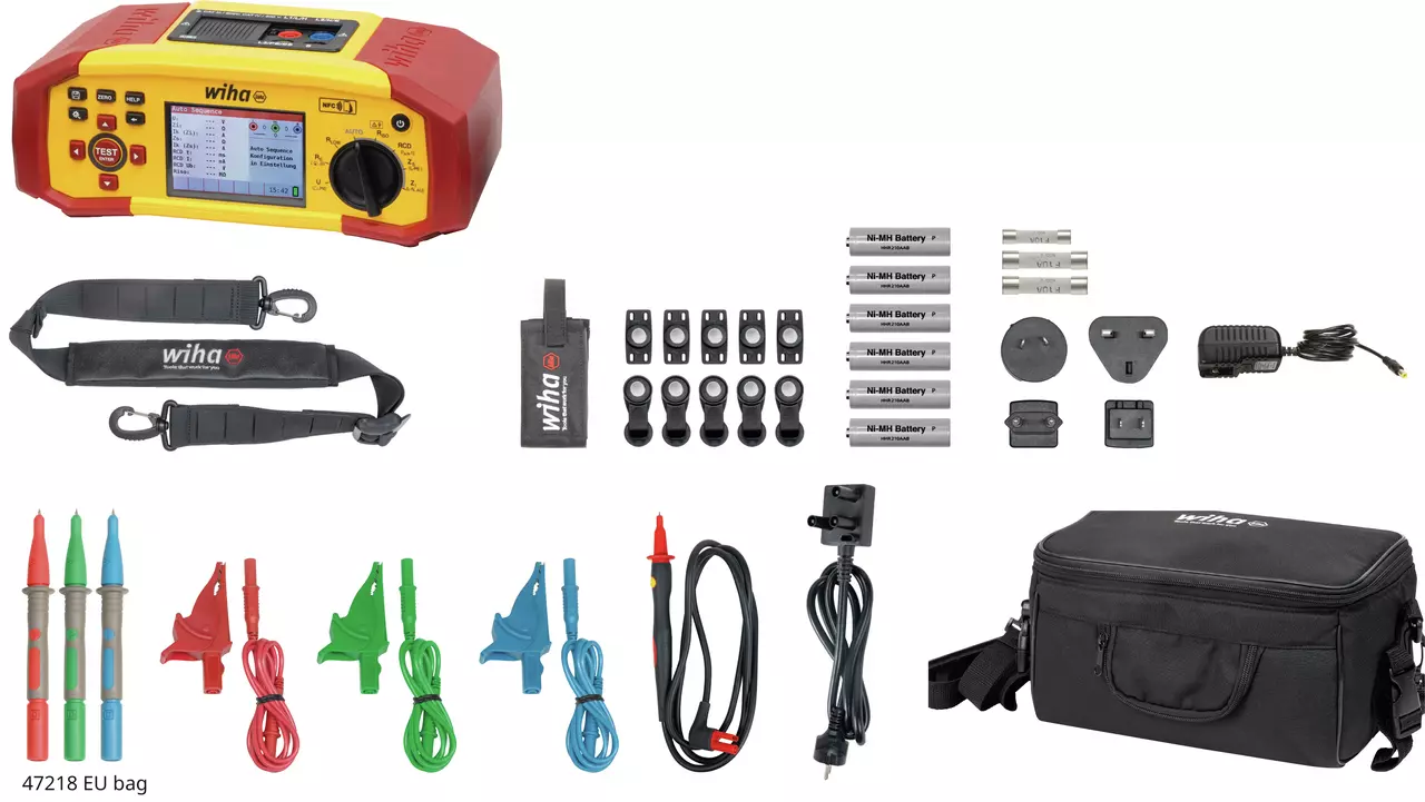 Elektrisches Testkit mit Multimeter, Messleitungen, Batterien, Adaptern, Ladegerät und Tragetasche.