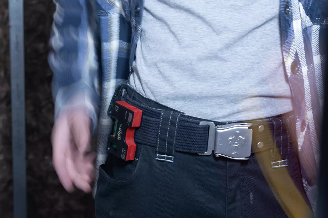 Person with tool belt and pocket level attached