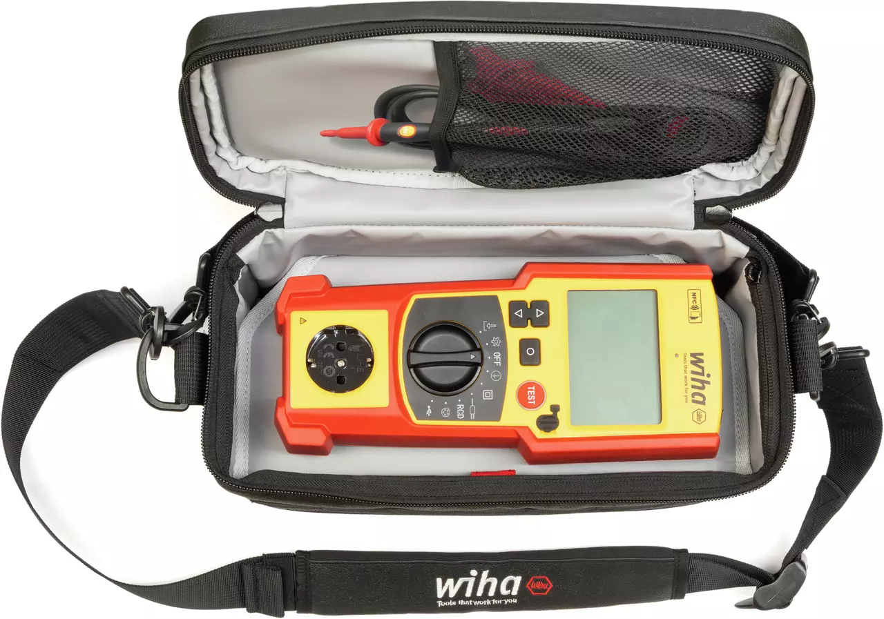 Et multimeter i en sort bæretaske med skulderrem, der viser et rød-gult design med digital skærm.