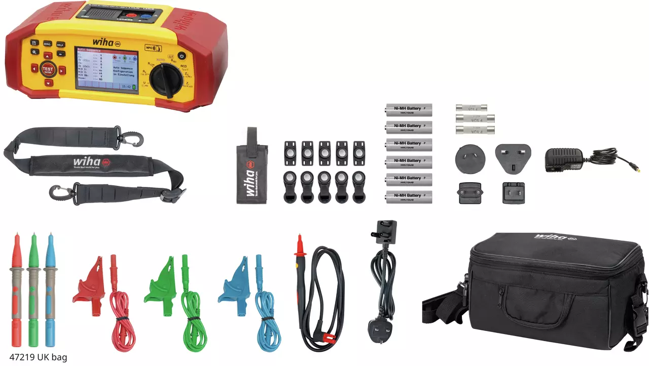 Elektrisk testkit med multimeter, kabler, prober, batterier, adaptere og taske.