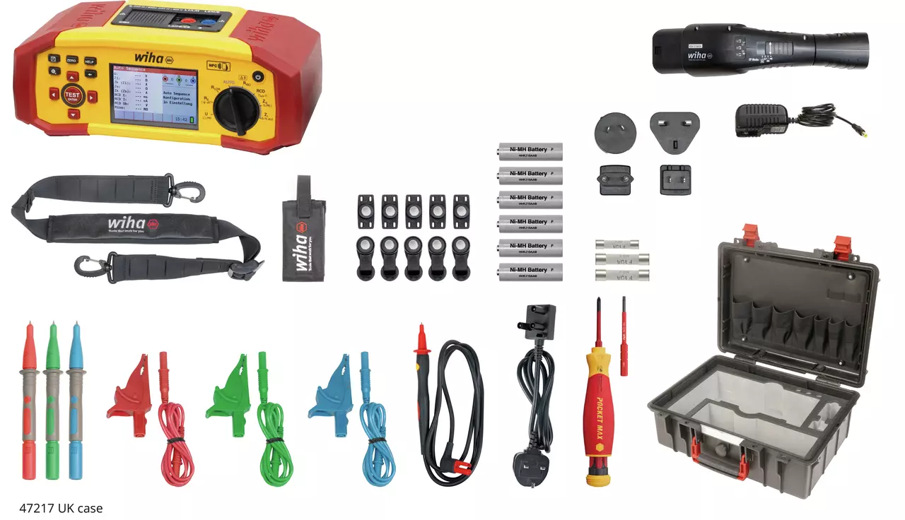 Elektrisk testkit med multimeter, sonder, kabler, batterier, adaptere, lommelygte og bæretaske.