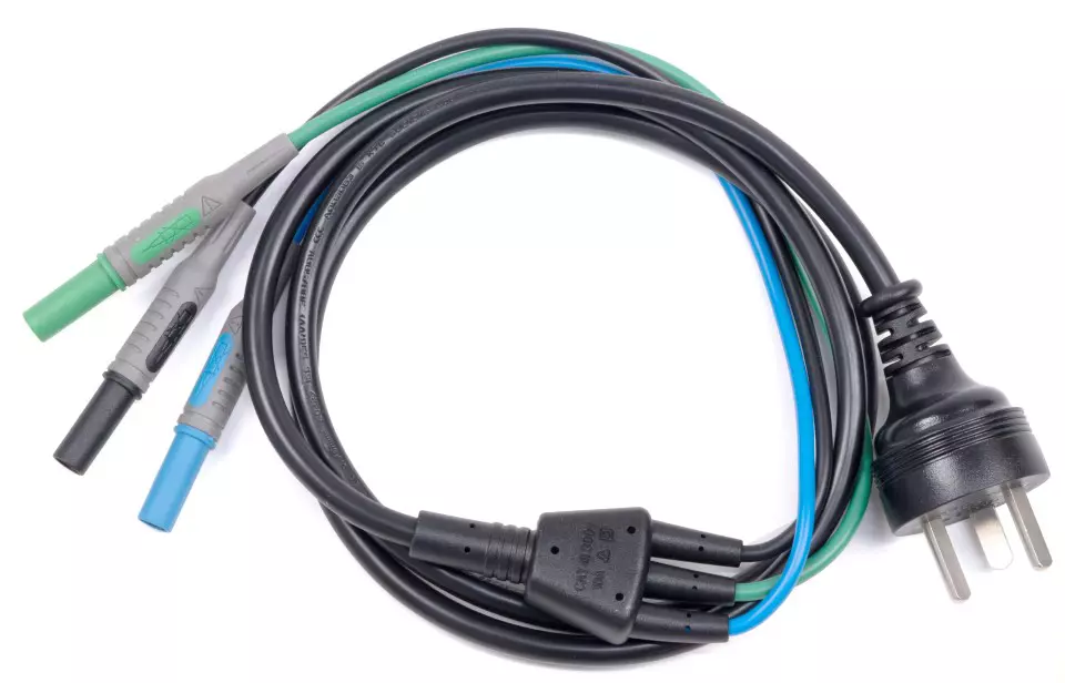 Sort elektrisk kabel med tre farvede stik og en stikprop