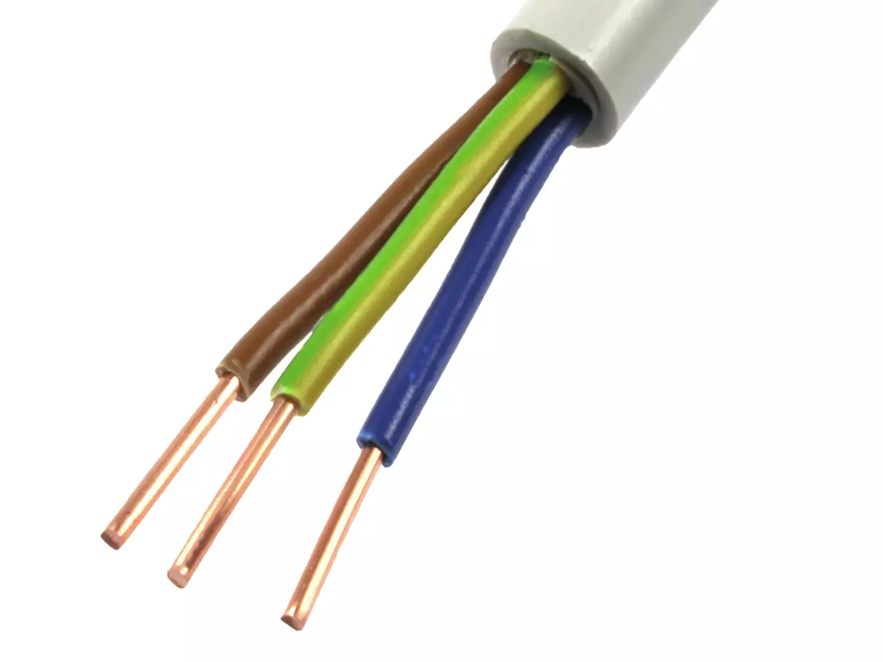 Trois fils électriques dénudés avec isolation marron, vert-jaune et bleu